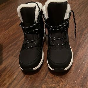 Universal Thread snow boots